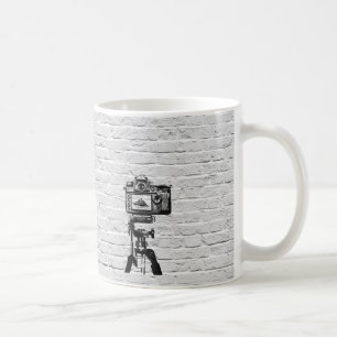 Banksyのスタイルの落書きのマグ コーヒーマグカップ