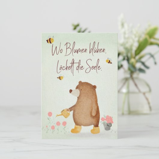 Bär gießt Blumen im Garten in Gummistiefeln (スタンド正面)