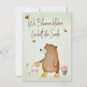 Bär gießt Blumen im Garten in Gummistiefeln (正面)