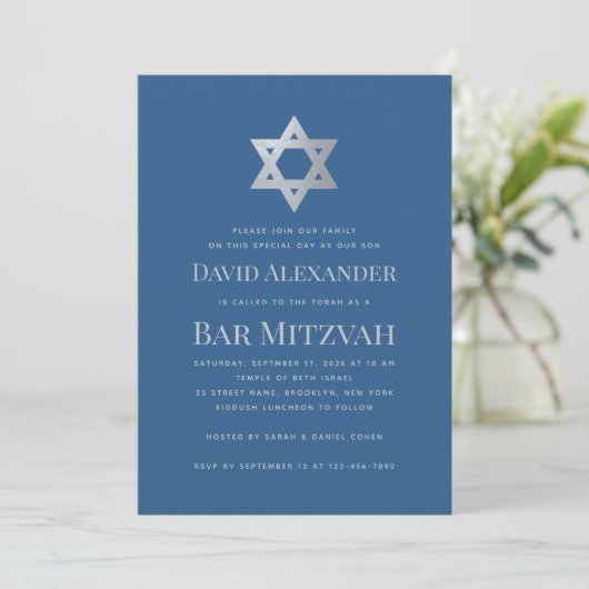 Bar Mitzvah Classic Blue Faux Silver Star of David 招待状 (スタンド正面)