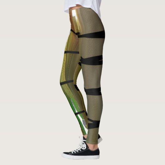 Barb'd Leggings レギンス (左)