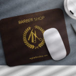 Barbershopのロゴと茶色のパーソナライズされた金ゴールド マウスパッド<br><div class="desc">理容師ショップメンズサロン金ゴールドフェイクロゴと理容師のshp名タイポグラフィスクリプトとダークブラウンレザールック(PRINTED,  NO 実在 LEATHER)の背景を付けたマウスパッド。           定義済みのロゴは自分で変更できる。</div>