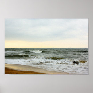 Barcos y oleaje desde la orilla de la playa ポスター