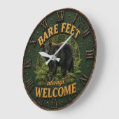 Bare Feet Always Welcome Rustic Bear Cabin ラージ壁時計 (傾斜)