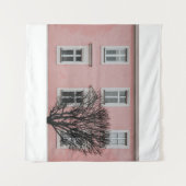 BARE TREE IN FRONT OF PINK BUILDING タペストリー (正面(横))
