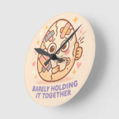 Barely Holding It Together ラウンド壁時計 (傾斜)