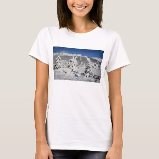 BarilocheのCatedralのスキー場の眺め Tシャツ