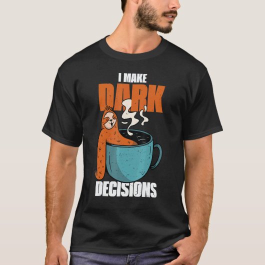 Barista Dark Coffee Cup Sloth I Make Dark Decision Tシャツ (正面)