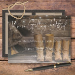 Barn & Boots Cowboy素朴 Wedding Save the Date 案内ポストカード<br><div class="desc">素朴な魅力と西洋のtouchで"私は行う"と言しゃれているう！我々のカウボーイランチをテーマにした結婚式は、日付カードハガキを保存し、風化されたログキャビンの壁と木の床の背景を特徴とし、野生のフロンティアの本物の本質をキャプチャ。レザーカウボーイのブーツ擦り切れたの2組は、一緒にあなたの旅を象徴して横に残る。柔らかいストリングライトは上で輝き、あなたの招待に暖かく、ロマンチックな輝きを追加。バックは暗褐色のレザー擦り切れたデザインを示し、素朴なエレガンスを完了。田舎やカウボーイの生活を愛するカップルに最適。ゲストのハートを投げ捨て、忘れられない一日のトーンを設定する。UnsplashのMelanie Mauer撮影。</div>
