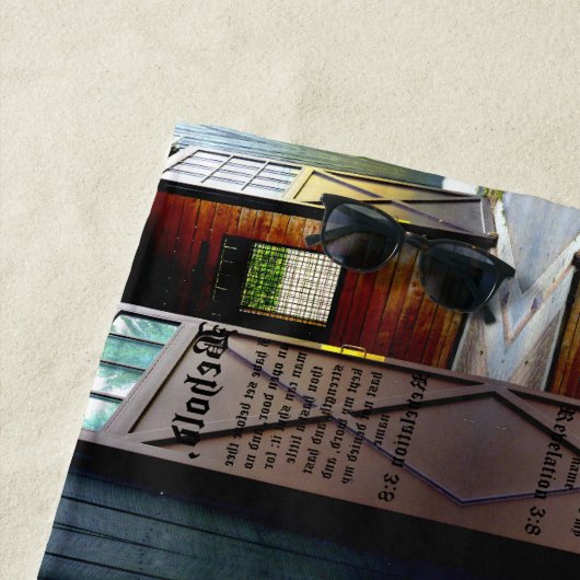 Barn Door Perspective, Revelation 3:8 ビーチタオル (インサイチュ)