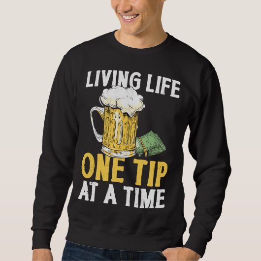 Bartender Mixologist Living Life One Tip At A Time スウェットシャツ (正面)