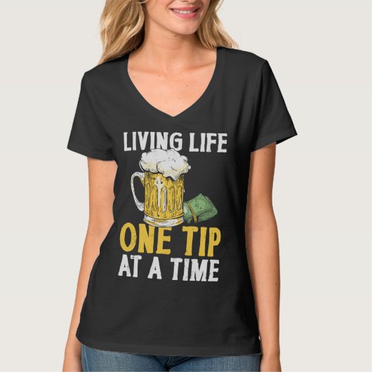 Bartender Mixologist Living Life One Tip At A Time Tシャツ (正面)