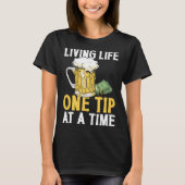 Bartender Mixologist Living Life One Tip At A Time Tシャツ (正面)