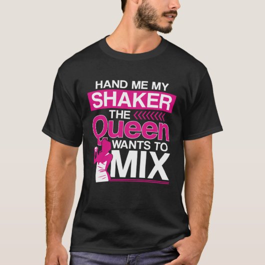 Bartender Mixologist Queen Hand Me My Shaker The Q Tシャツ (正面)