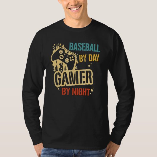 Baseball By Day Gamer By Night Meme For Gamers Tシャツ (正面)