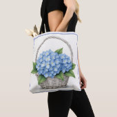 Basket of Blue Hydrangeas トートバッグ (クローズアップ)