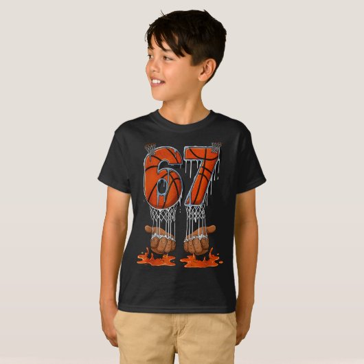 Basketball 67 Six Seven Funny Gen Alpha Meme Drip Tシャツ (正面フル)