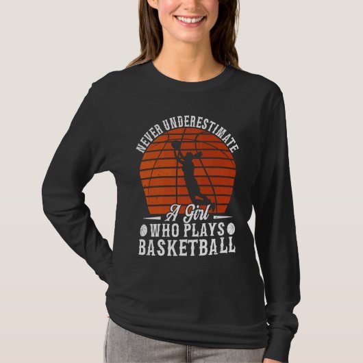 Basketball Never Underestimate A Girl Who Plays Ba Tシャツ (正面)