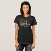 Basketballer Sport Retro Graphic Eat Sleep Basketb Tシャツ (正面フル)