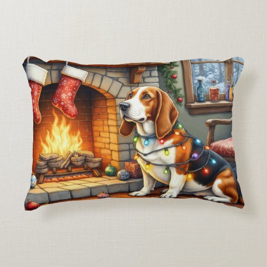 Basset Hound Fireplace with Christmas Lights アクセントクッション (正面)
