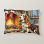 Basset Hound Fireplace with Christmas Lights アクセントクッション (裏面)