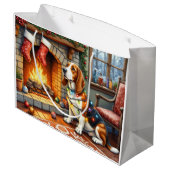 Basset Hound Fireplace with Christmas Lights ラージペーパーバッグ (裏面アングル)