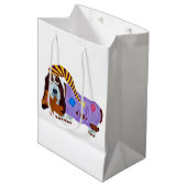 Basset Hound in PJs with teddy bear ミディアムペーパーバッグ (正面アングル)