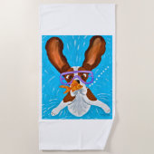 Basset Hound Underwater with Fish ビーチタオル (正面)