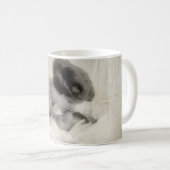 Bassinetのヴィンテージの母キスをするなベビー コーヒーマグカップ (正面右)