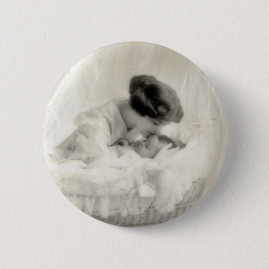 Bassinetのヴィンテージの母キスをするなベビー 缶バッジ (正面)