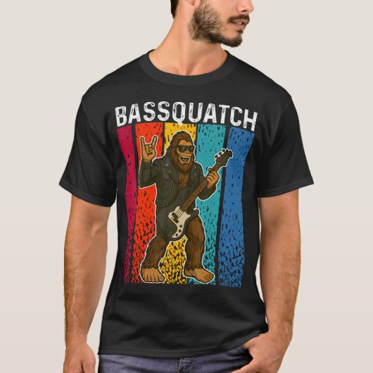 Bassquatch Bigfoot Playing Bass Guitar Funny Sasqu Tシャツ (正面)