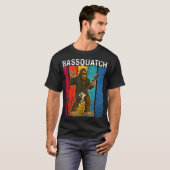 Bassquatch Bigfoot Playing Bass Guitar Funny Sasqu Tシャツ (正面フル)