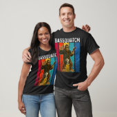 Bassquatch Bigfoot Playing Bass Guitar Funny Sasqu Tシャツ (ユニセックス)
