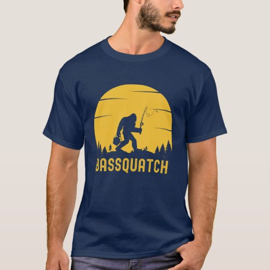 Bassquatch Funny Big foot Tシャツ (正面)