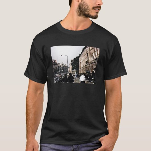 Bathの1986年のスナップ0590aのjGibney博物館のZazzle Gif Tシャツ (正面)