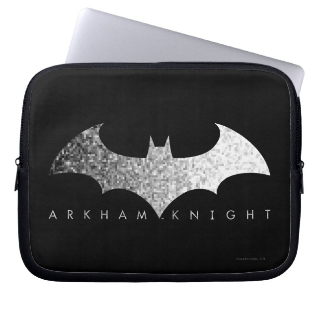 Batman Arkham Knightピクセルロゴ ラップトップスリーブ (正面)