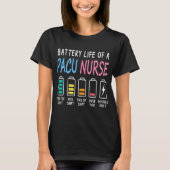 Battery life of a PACU nurse levels humor Tシャツ (正面)