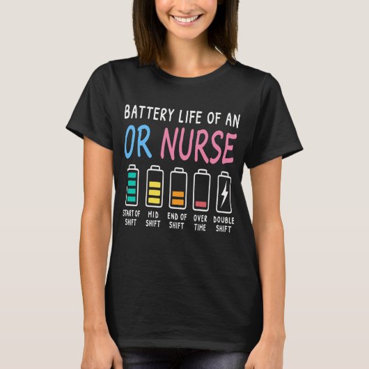 Battery life of an OR nurse humor chart Tシャツ (正面)