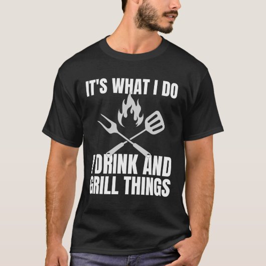 BBQでグリルを飲むのおもしろいだ Tシャツ (正面)