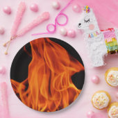 BBQの火は使い捨て可能な紙皿を炎にあてます ペーパープレート (パーティー)