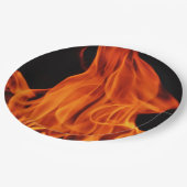 BBQの火は使い捨て可能な紙皿を炎にあてます ペーパープレート (アングル)