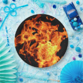 BBQの火は使い捨て可能な紙皿を炎にあてます ペーパープレート (パーティー)