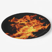 BBQの火は使い捨て可能な紙皿を炎にあてます ペーパープレート (アングル)