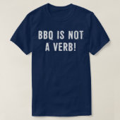 BBQは動詞ではない Tシャツ (デザイン正面)