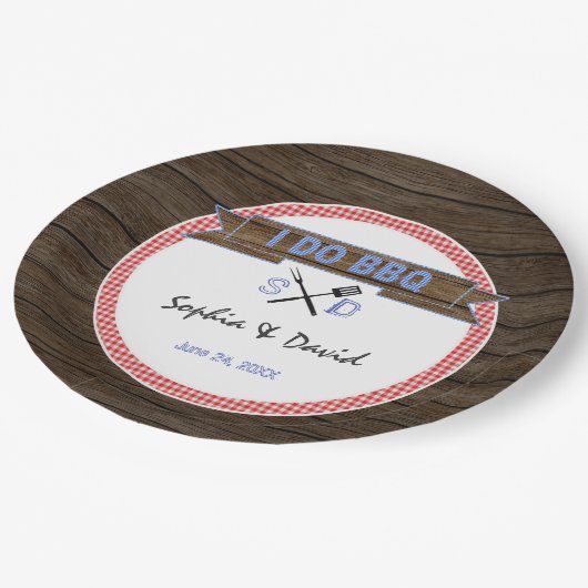 BBQカップル素朴のシャワーを行う木製ギンガム ペーパープレート (アングル)