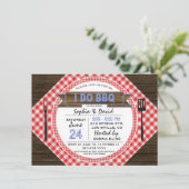 BBQカップル素朴のシャワーを行う木製ギンガム 招待状 (スタンド正面)