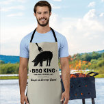 BBQキングあなたの名前の肉屋キッチン エプロン<br><div class="desc">フォークを刺した豚のシルエットと「BBQキング」の言葉、名前、文字ことわざ「バーガーとソーセージの専門家」の別のラインを特徴とするマンリー料理エプロン。</div>