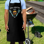 BBQグおもしろいリパーソナライズされたリングのハンバーガー エプロン<br><div class="desc">黒い背景にハンバーガーと焼き具をセットしたおもしろいエプロン。パーソナライズするカスタム文字の3行を追加。バーベキュー、グリル、調理師が大好きな人に最適。完璧な父の日、誕生日または休日の贈り物を作る。</div>
