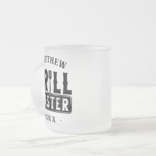 BBQグおもしろいリルマスターパーソナライズされたバーベキューキング フロストグラスマグカップ (正面左)