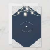 BBQブルー結婚メイソンの瓶のライトとレースの後 招待状 (裏面)